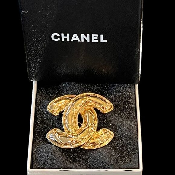 Chanel Matelasse CC Small Brooch - Picture 2 of 5